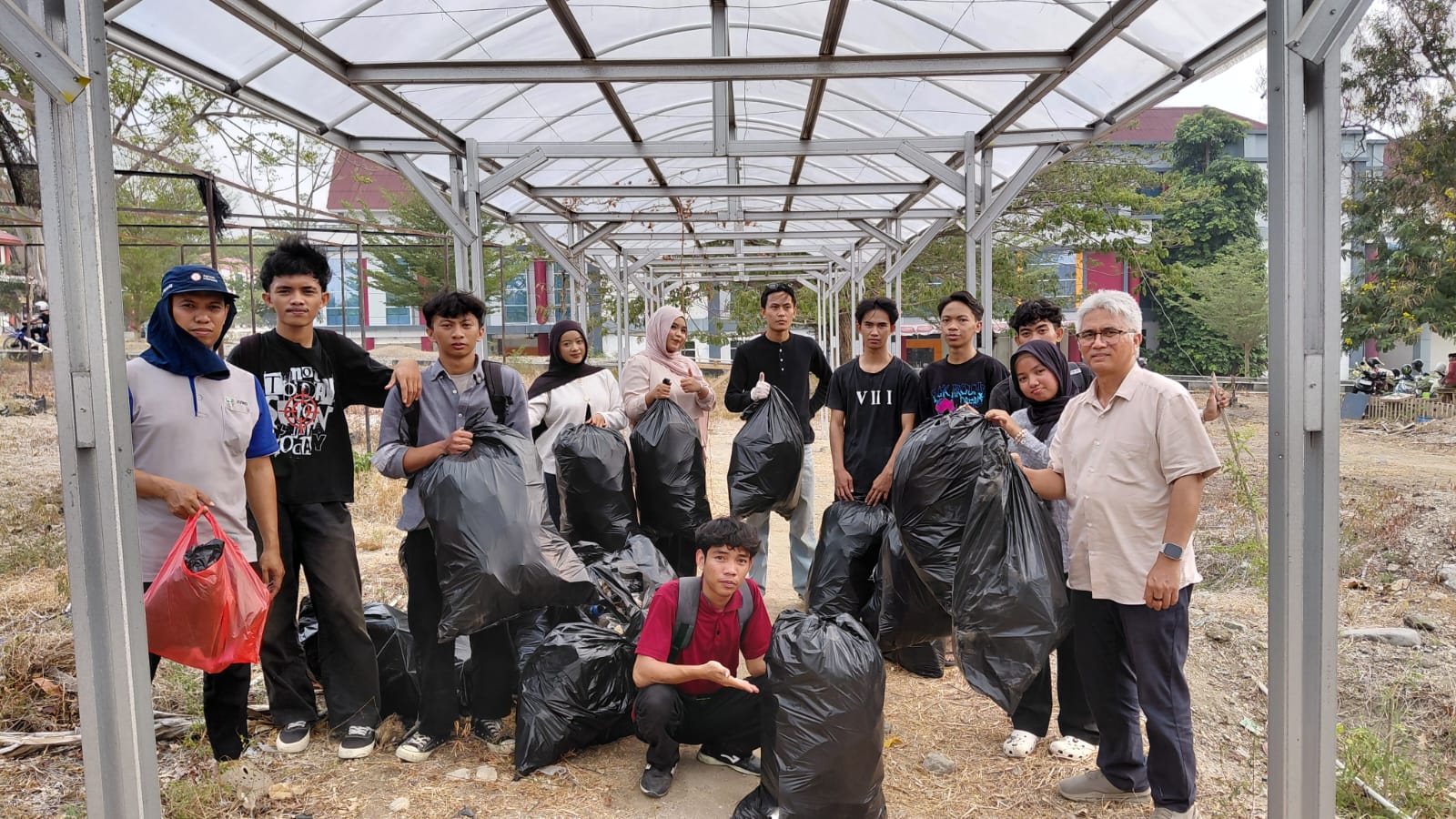 Kelompok Bakti Lingkungan Fakultas Pertanian UNTAD Kumpulkan Sampah Plastik, Wujud Nyata Kepedulian Mahasiswa Terhadap Lingkungan.